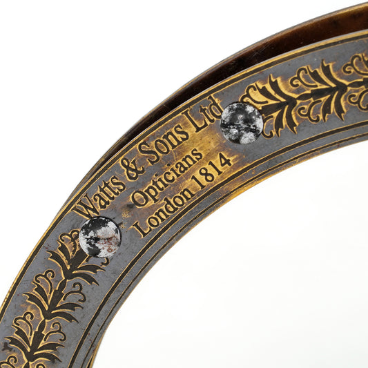 COLLECTOR’S MAGNIFYING GLASS